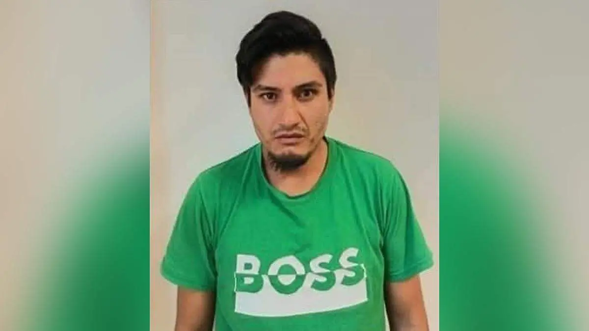 Pablo González Cano es de nacionalidad mexicana, mide 1.70 metros, tiene complexión delgada y tez moreno claro