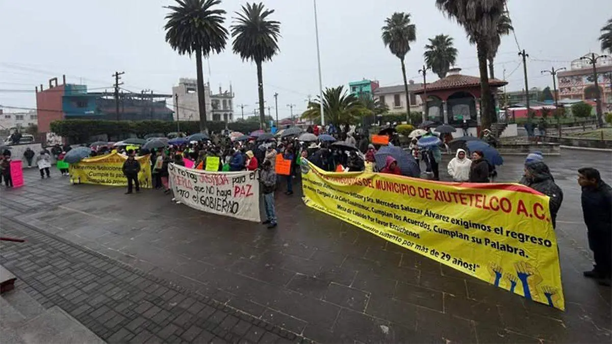La protesta se originó tras la decisión del ayuntamiento de no permitir el retorno del tianguis a la calle Cuauhtémoc