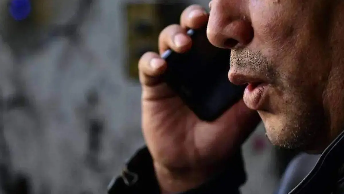 persona hablando por telefono, persona sospechosa al telefono