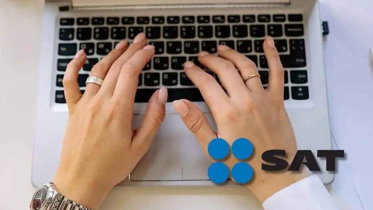 persona utilizando una compuadora y el logo del SAT, ilustrativa de la declaracion anual