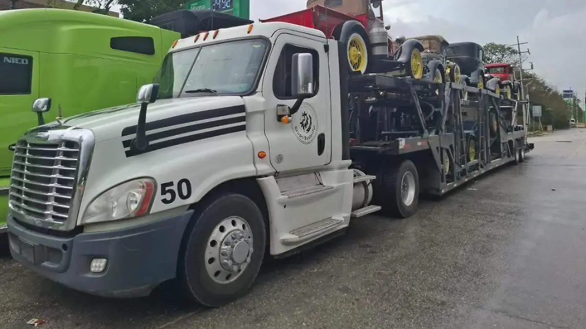 Tras ser interceptados en carretera, vehículos Ford Modelo A fueron buscados intensamente en redes hasta ser localizados.