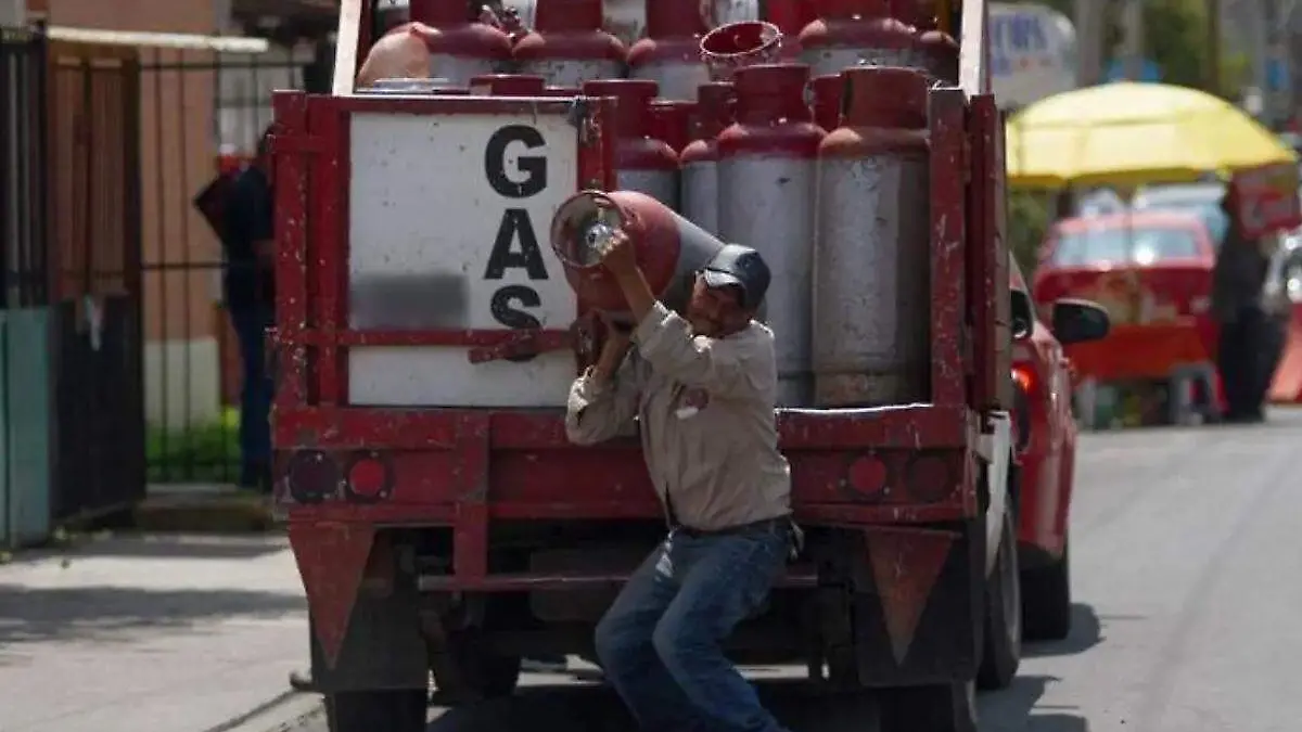 persona cargando tanque de gas
