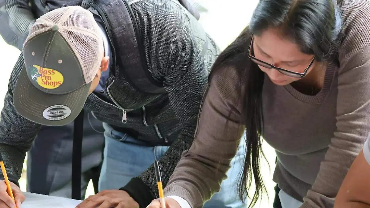 jovenes solicitando empleo