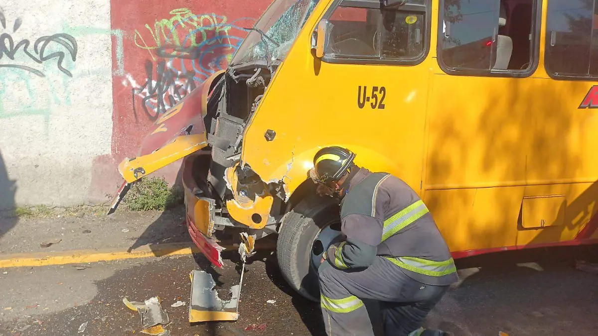 La unidad 52 de la Ruta 10 presentó un golpe frontal del lado del conductor, quien se dio a la fuga