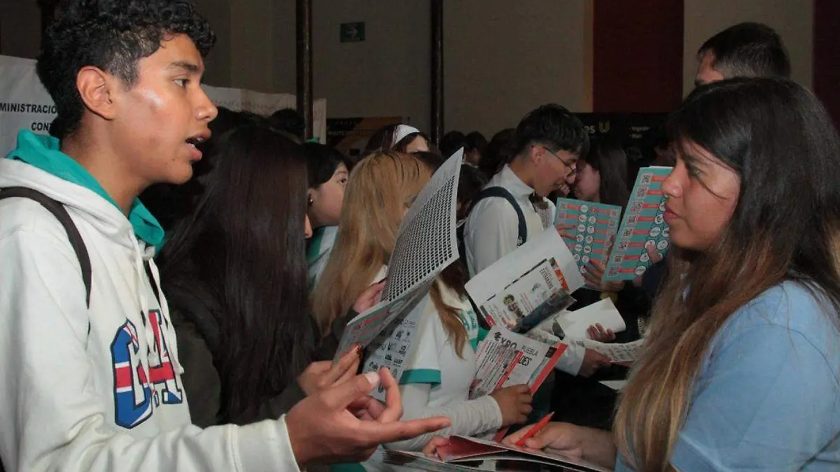 Estudiantes hablando en conferencia