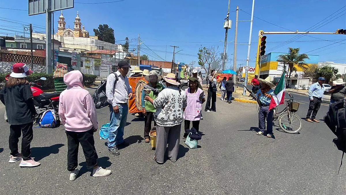 Los pobladores de la región de Cholula se dirigieron hacia la carretera federal México - Puebla y al llegar a la Calzada Guadalupe
