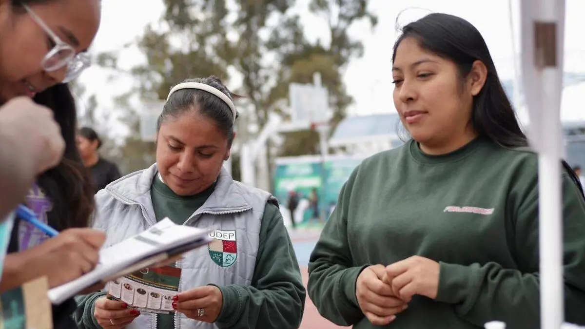 maestros dando clases deportivas