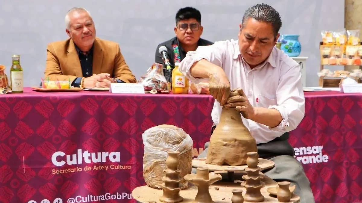 Piezas de barro, juguetes de madera, figuras decorativas, textiles y otros artículos tradicionales que podrás encontrar en esta feria