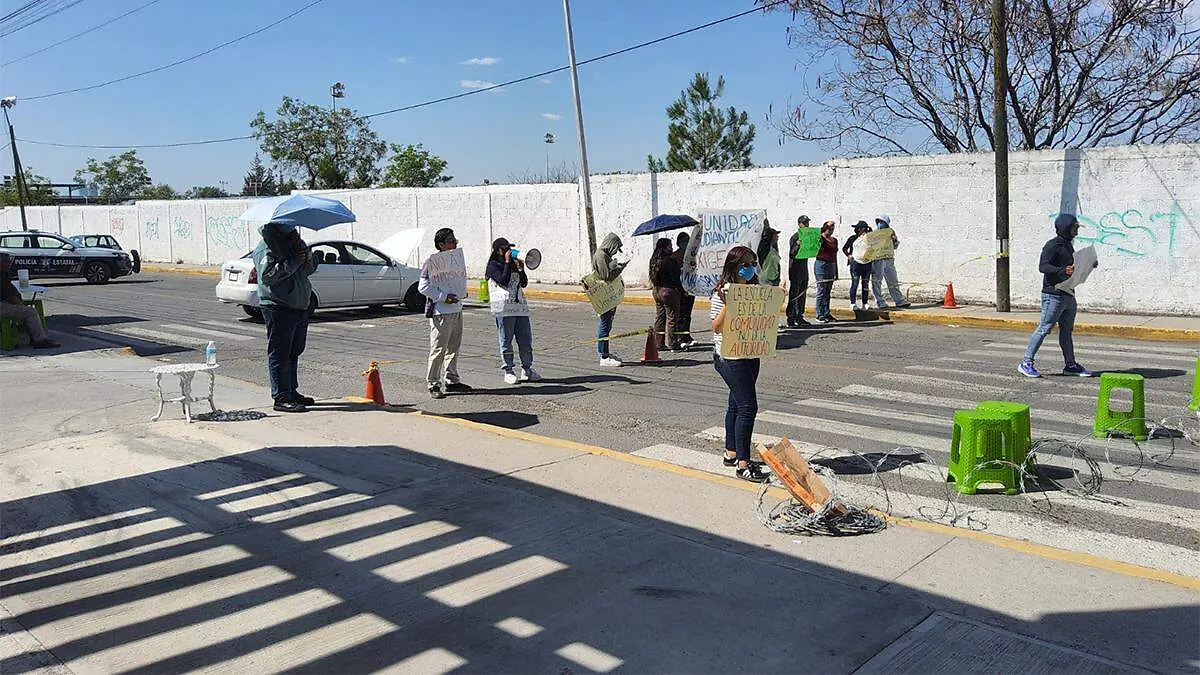 Cabe mencionar que el pasado 10 de marzo, personal docente inició un paro activo tras la remoción del exdirector