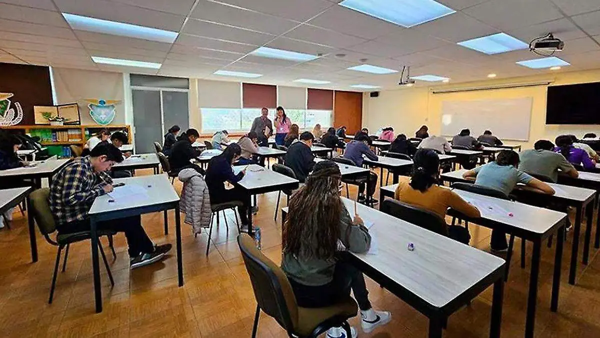 estudiantes en un examen