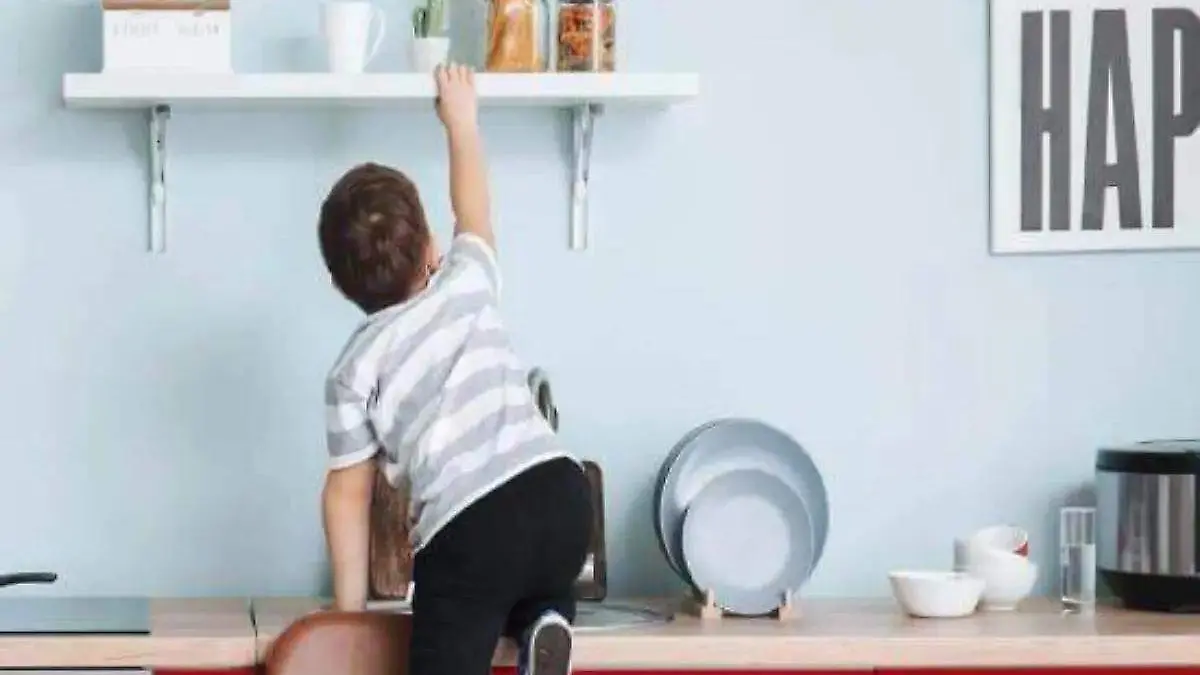 niño escalando una alacena