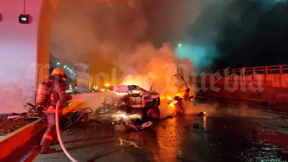El policía estatal se impactó contra un muro del segundo piso de la autopista, aparentemente tras perder el control de la unidad