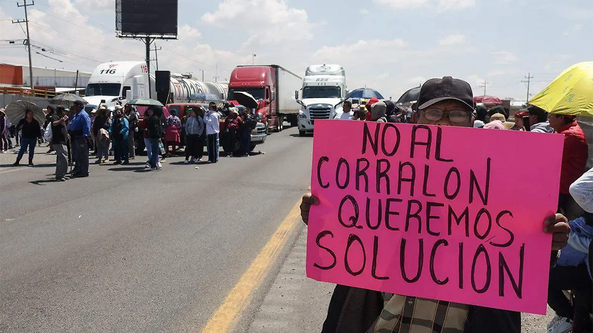 El bloqueo se mantiene con una camioneta particular cruzada sobre la vialidad con dirección hacia la Ciudad de México
