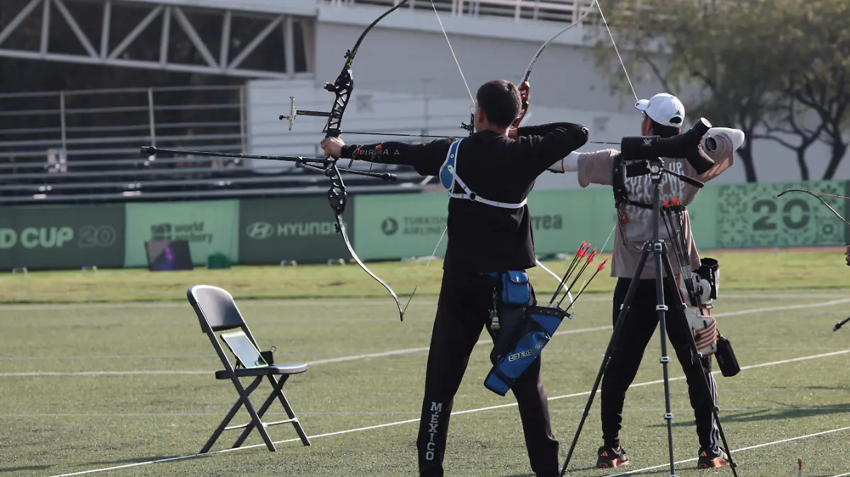 arquero adopta una postura firme y alineada 