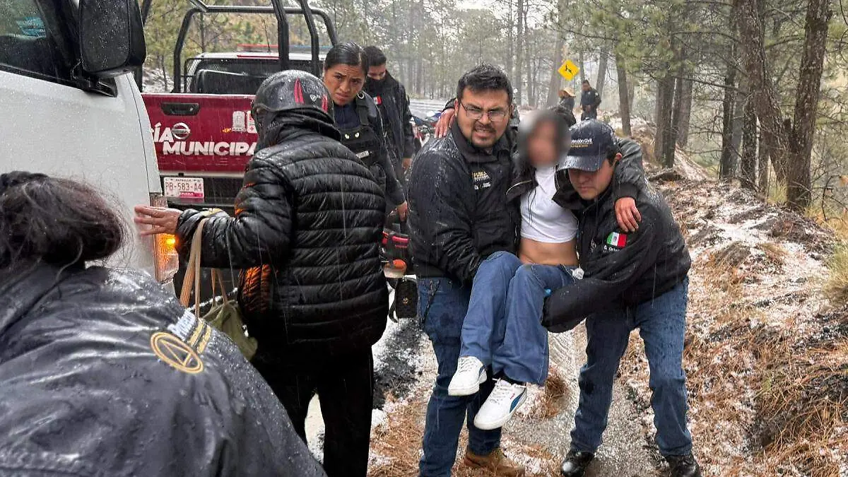 motociclistas reciben atencion tras accidente en San nicolas de los ranchos