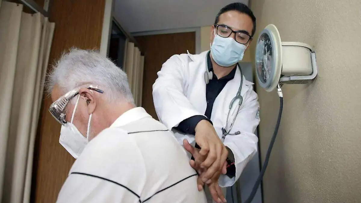doctor atendiendo a una persona mayor