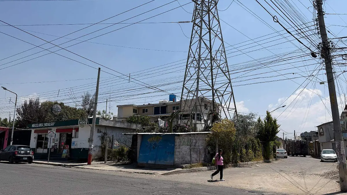 torre de alta tensión construcción