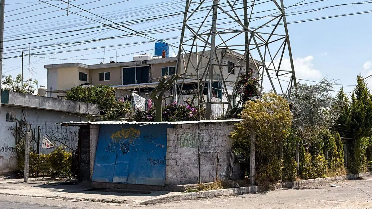 construcción torre de alta tensión 