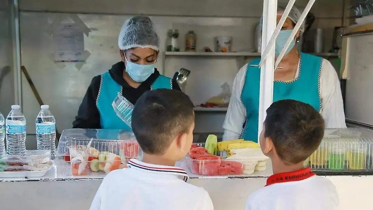 menores comprando fruta, venta de fruta en escuelas
