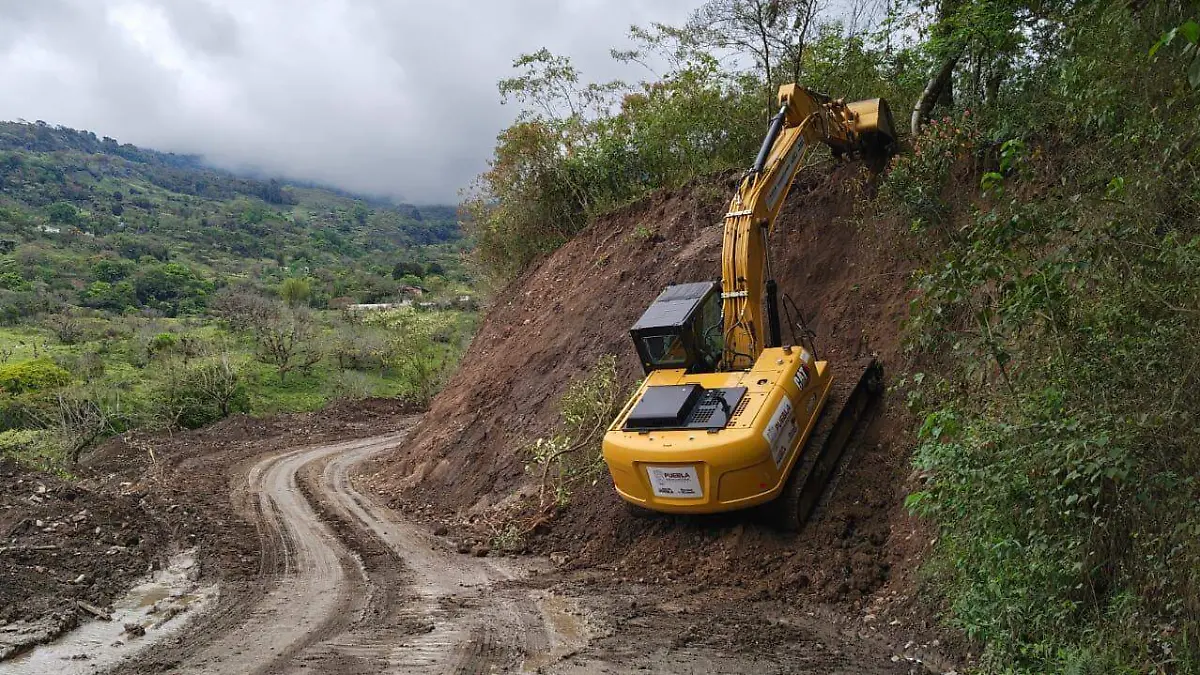 Tras las lluvias, maquinaria estatal interviene en Xochimilco para restablecer el paso