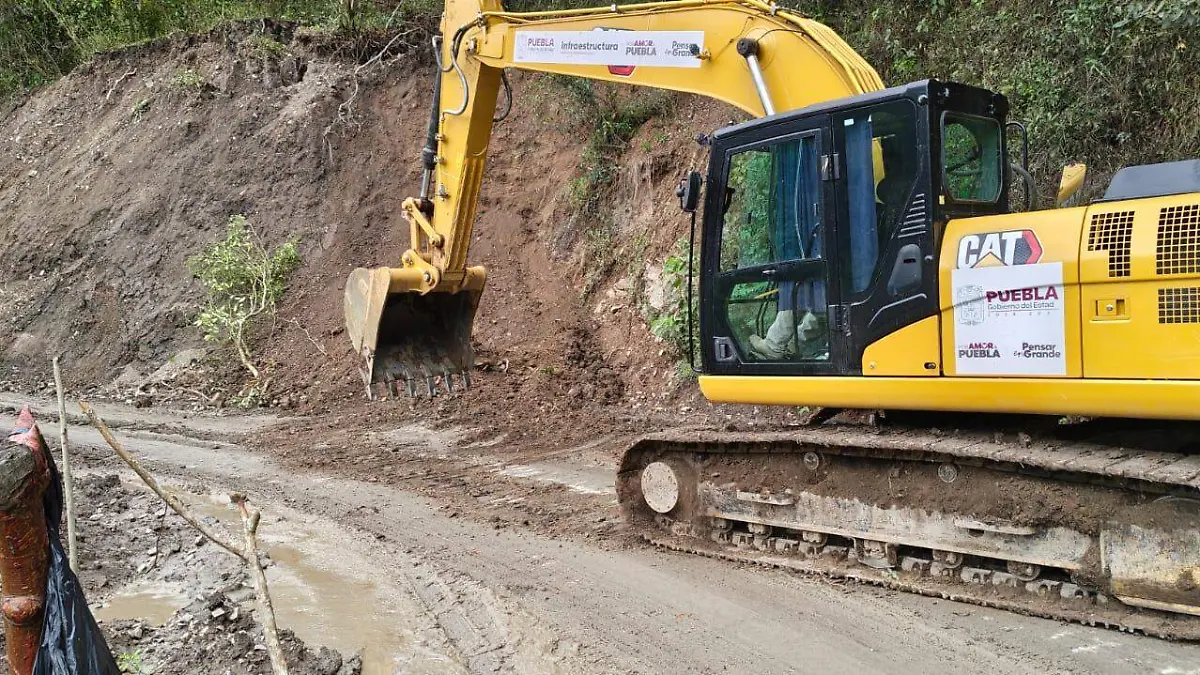 Autoridades estatales trabajan en la estabilización de un tramo carretero afectado por precipitaciones.