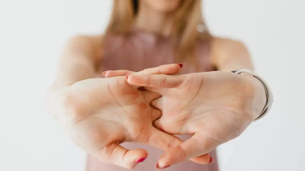 persona tronando sus manos