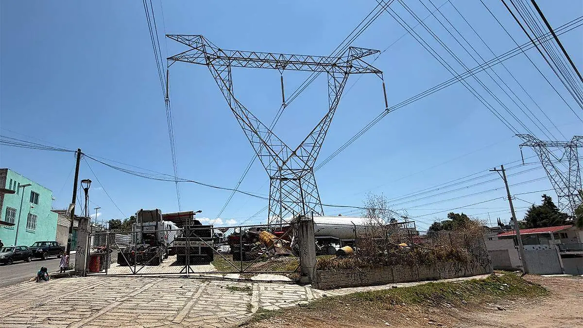 El caso de las dos torres es un ejemplo documentado de invasión ilegal de la zona de derecho de vía