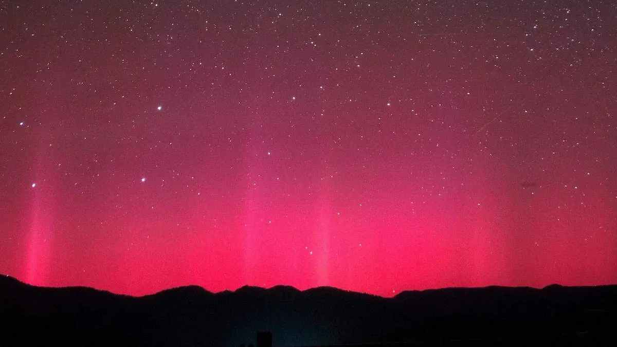 auro boreal de intensidad roja por el Sol