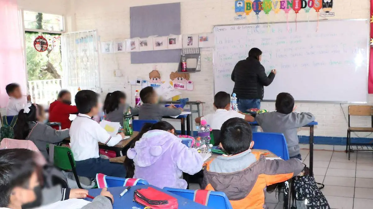 estudiantes en salon de clases