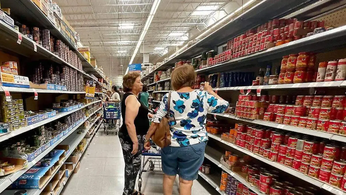 personas comprando, personas en un pasillo de supermercado