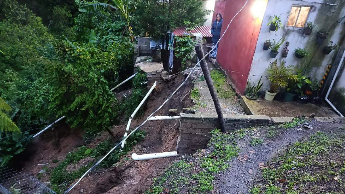 lluvia afecta una casa en Xicotepec