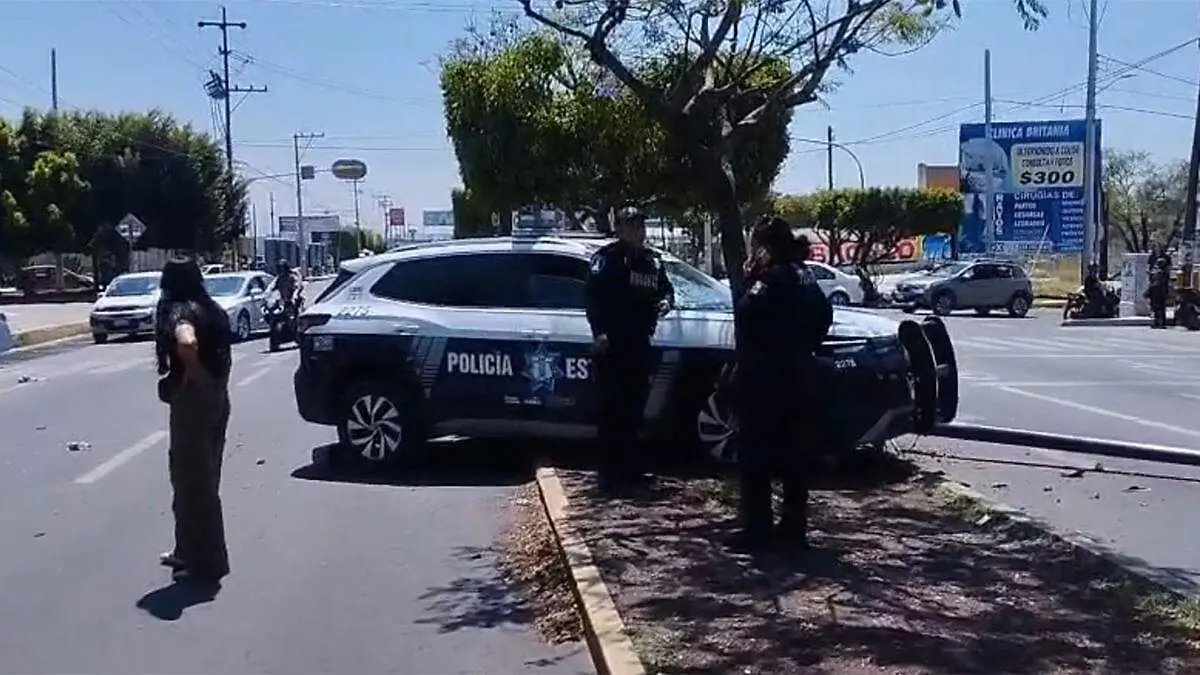 El golpe provocó la caída de una luminaria, la cual quedó sobre el carril contrario sin afectar a otros vehículos