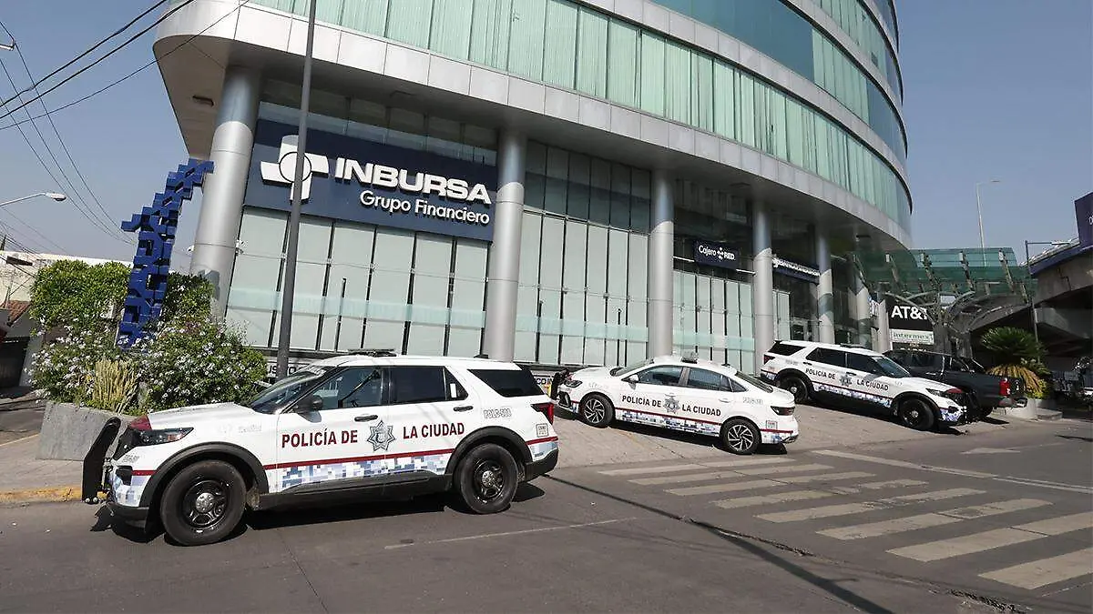 El grupo de hampones se dirigió a la caja fuerte, la cual abrieron con unas cizallas, pero no encontraron dinero en efectivo