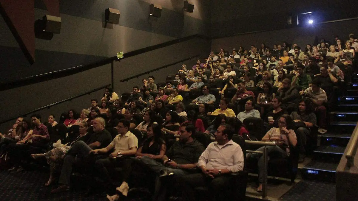personas en una sala de cine