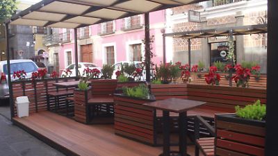 Quitan siete parklets en el Centro Histórico; negocios se los apropian y venden alcohol