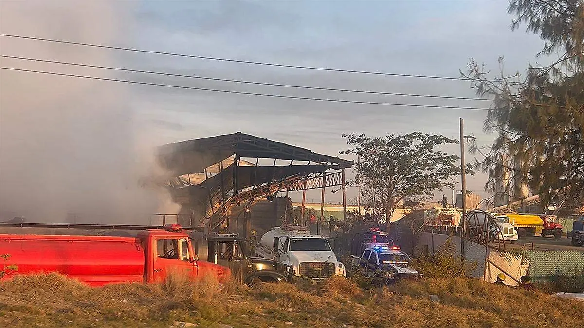 Debido a que el incendio se registró en una recicladora, se observó una columna de humo densa y de color gris