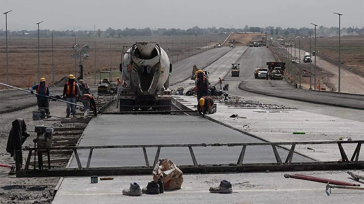La construcción incluye una faja separadora central, con ancho de cuatro metros y acotamientos laterales de 2.5 metros