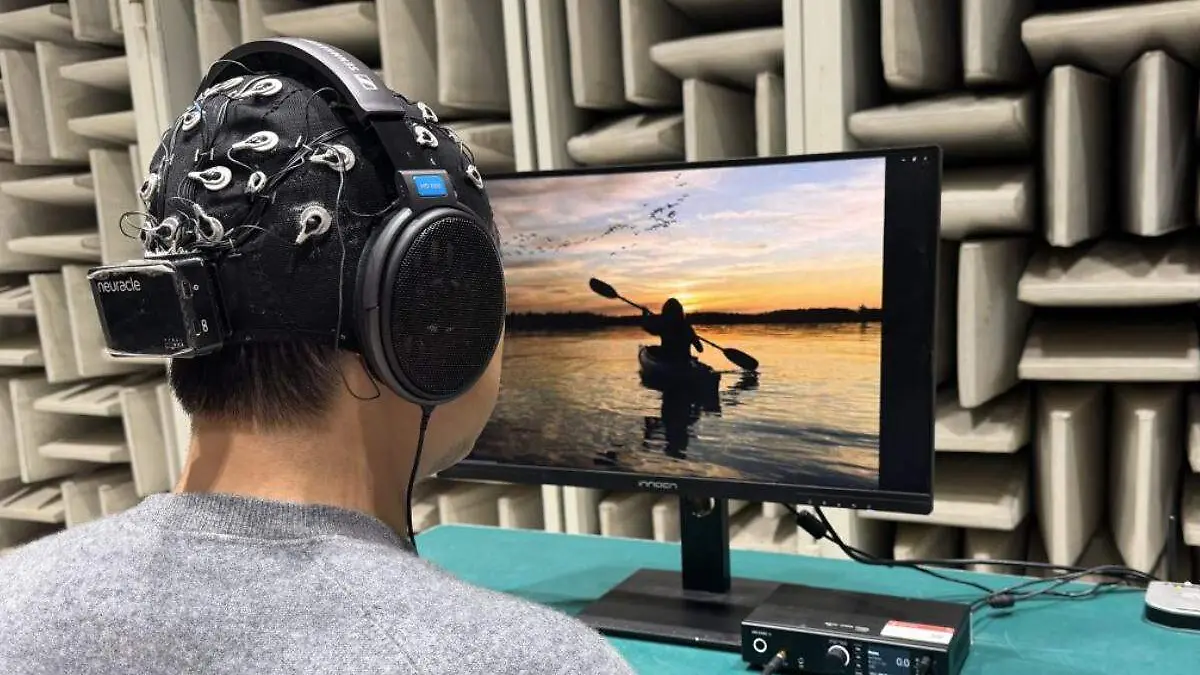 persona realiza prueba sobre vision y audio