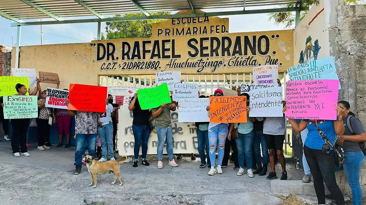 Los inconformes señalaron que desde hace aproximadamente dos años la escuela carece de intendente