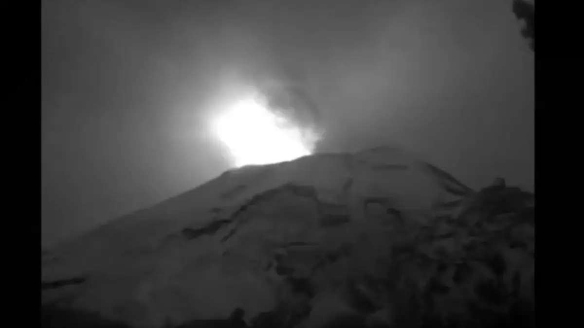 El volcán Popocatépetl ha presentado una impresionante incandescencia esta noche.
