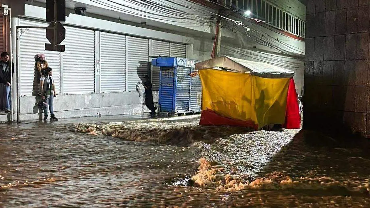 En el centro de Atlixco se reportaron inundaciones en diversas vialidades