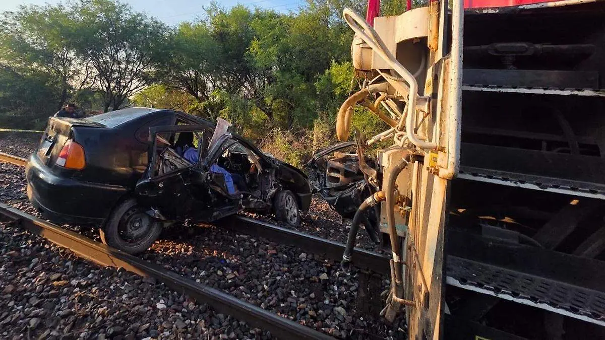 tren embiste auto de una mujer en Tehuacàn 