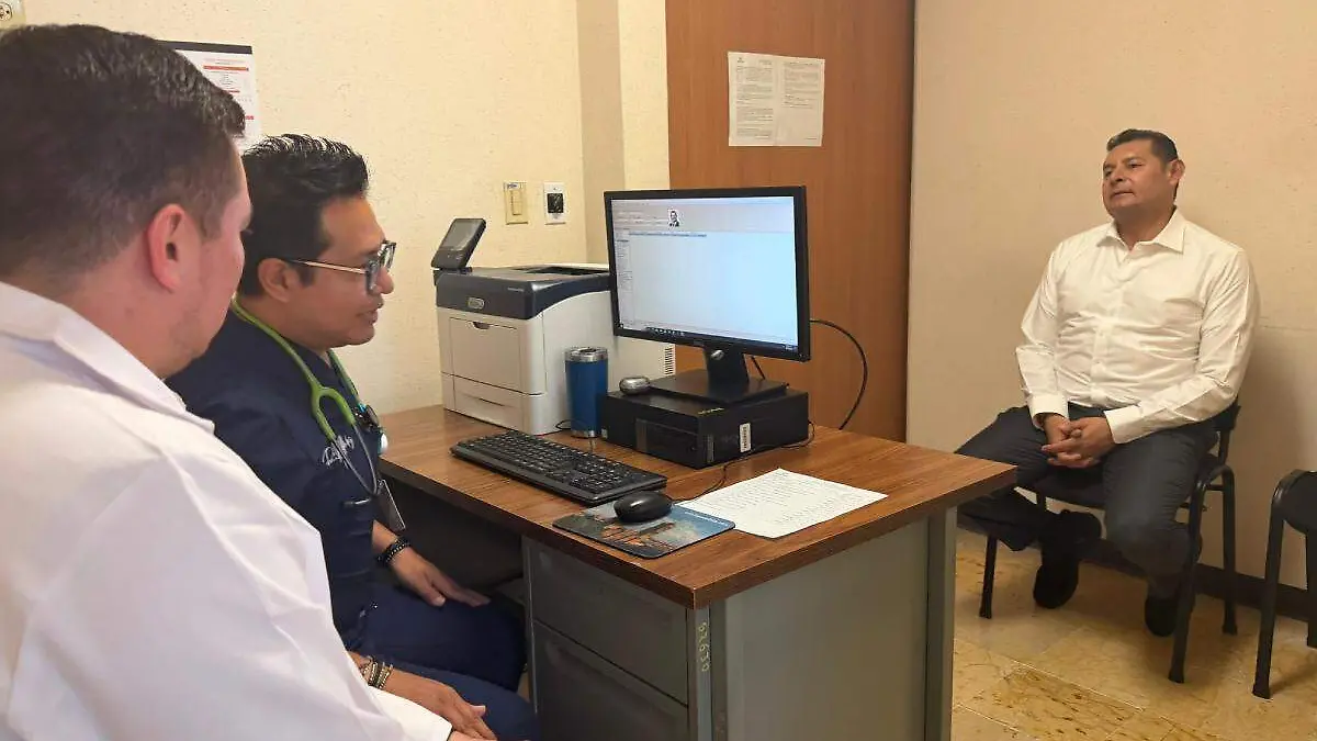 Alejandro Armenta en un consultorio medico