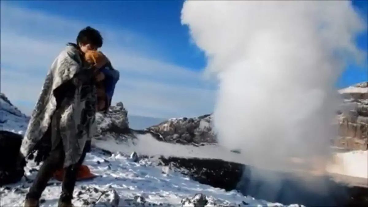 Desde la cima del Popocatépetl, Francisco y su perro “Goyo” registraron la emisión de humo del volcán