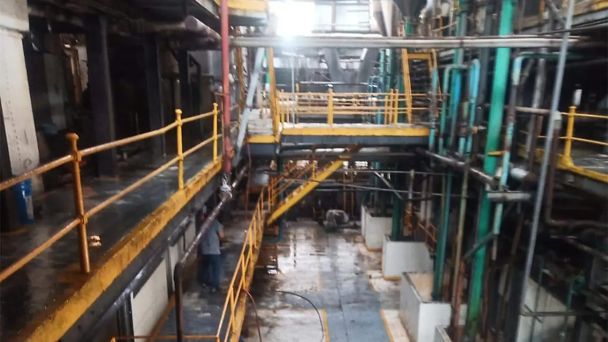 Los trabajadores realizaron limpieza en jardines, patios de maniobras, maquinaria, hornos y oficinas