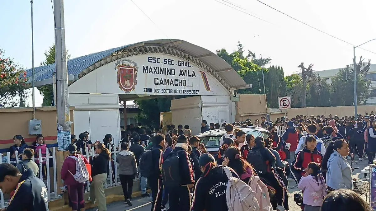 La presencia policial en el exterior del plantel generó inicialmente inquietud entre algunos padres de familia