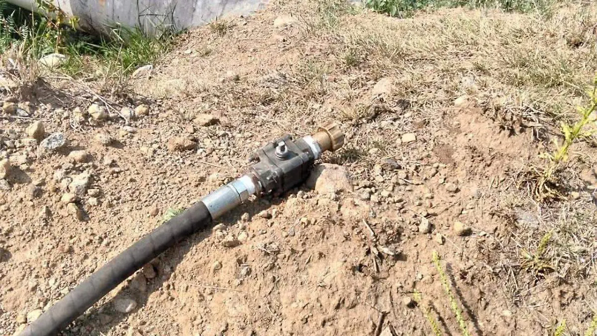 En el lugar, el personal de seguridad aseguró dos tramos de manguera