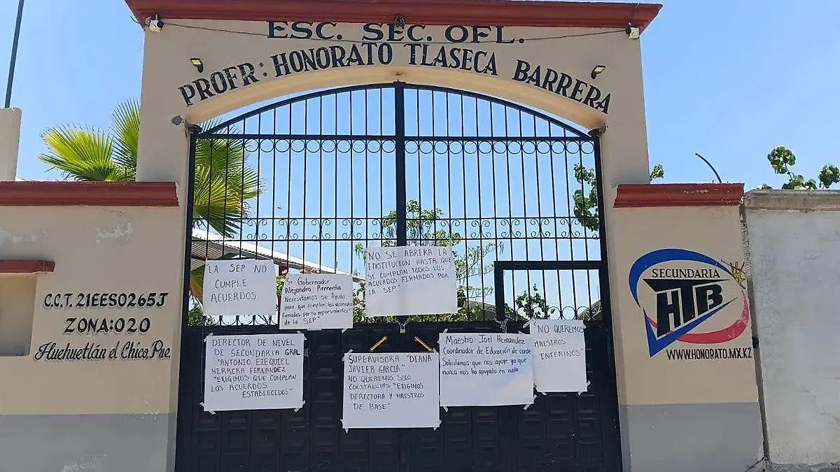 cansados de solicitar maestros, cierra secundaria en Puebla 