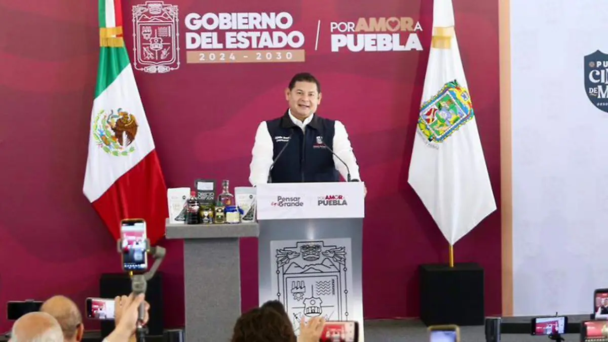 El mandatario poblano negó que el gobierno estatal solape el doble ejercicio de funciones de Carrasco