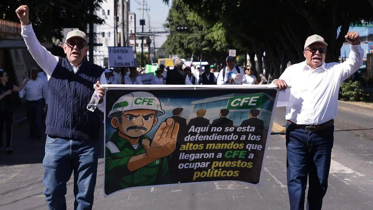 jubilados de CFE exigen castigar a trabajadores que llegaron por unos meses y se otorgaron pensiones doradas 